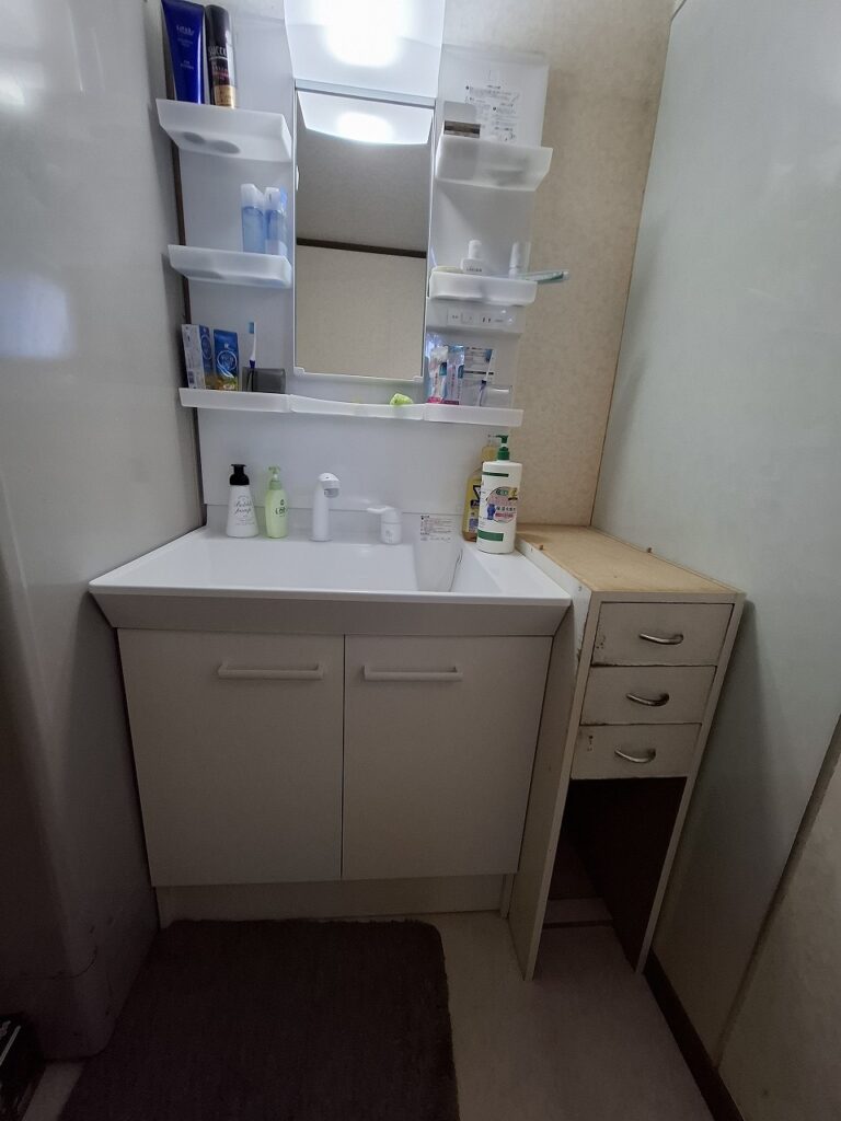 リフォーム後:リクシルPV HKDシリーズの白く明るい洗面化粧台と大きなボウル