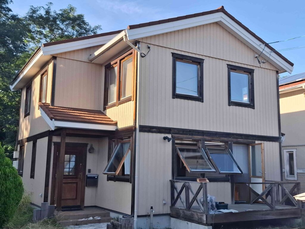 リフォーム前：ライトベージュのワントーンだったスウェーデンハウスの外壁