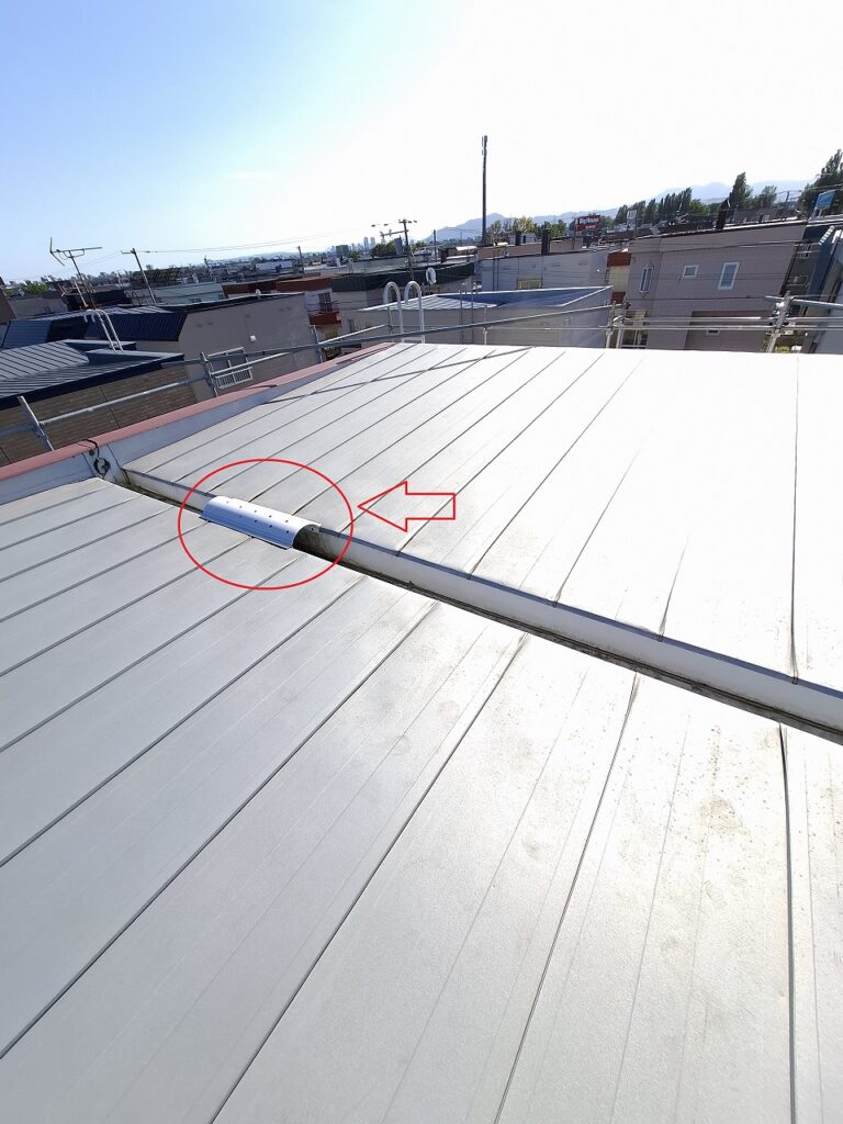 リフォーム前：ダクトカバーが1個のみ設置された屋根の状態