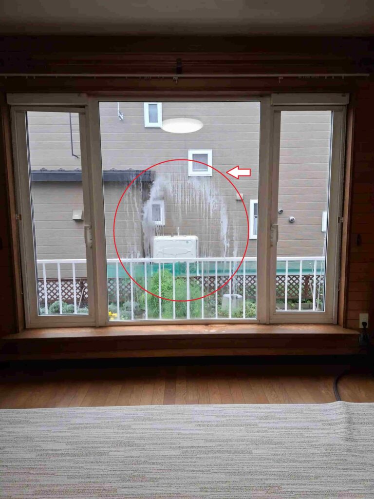 リフォーム前：老朽化したサッシで内部結露が発生している築30年の外窓