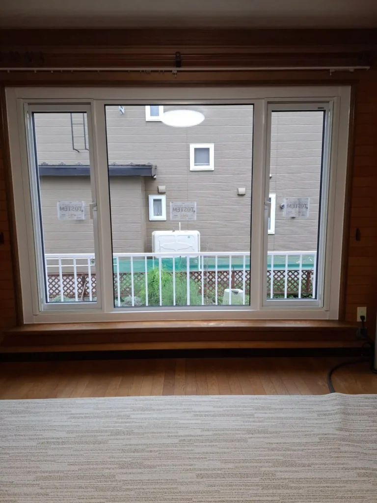 リフォーム後：リクシル製トリプルガラスサッシに交換した高断熱仕様の窓（内側からの撮影）