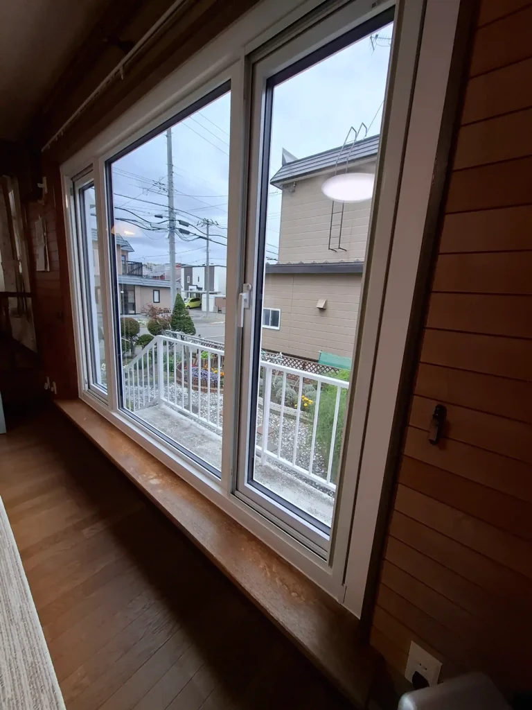 リフォーム後：リクシル製トリプルガラスサッシに交換した高断熱仕様の窓（内側からの撮影、別角度）