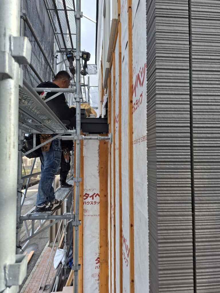 施工中：サイディング張替え作業の様子