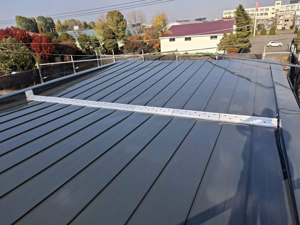 リフォーム後：端から端までダクトカバーを設置した屋根