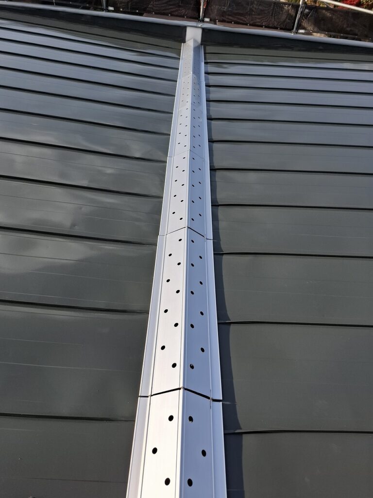 リフォーム後：塗装とダクトカバー設置が完了した屋根の様子