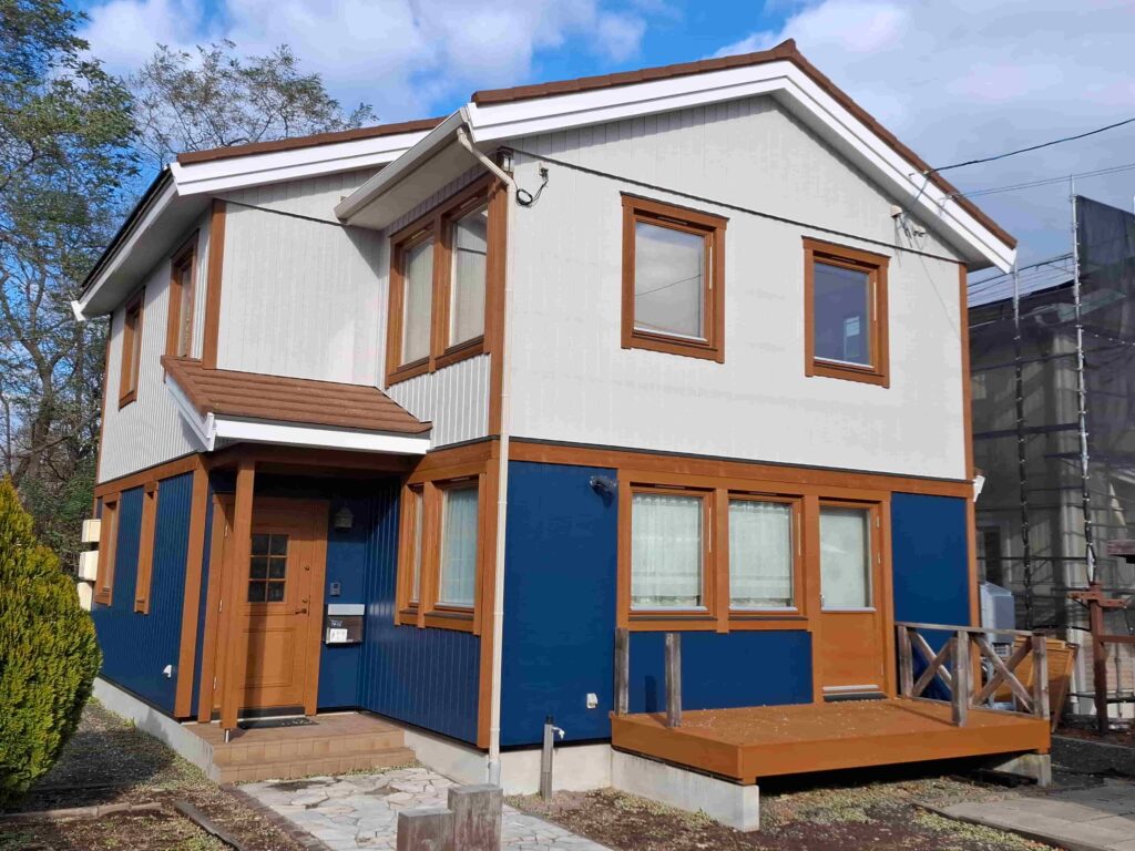 リフォーム後：上下ツートーンカラーで印象を一新した外壁