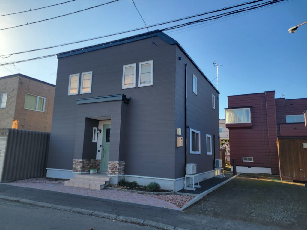 リフォーム後：ケイミュー光セラ18で張替えた玄関横外壁