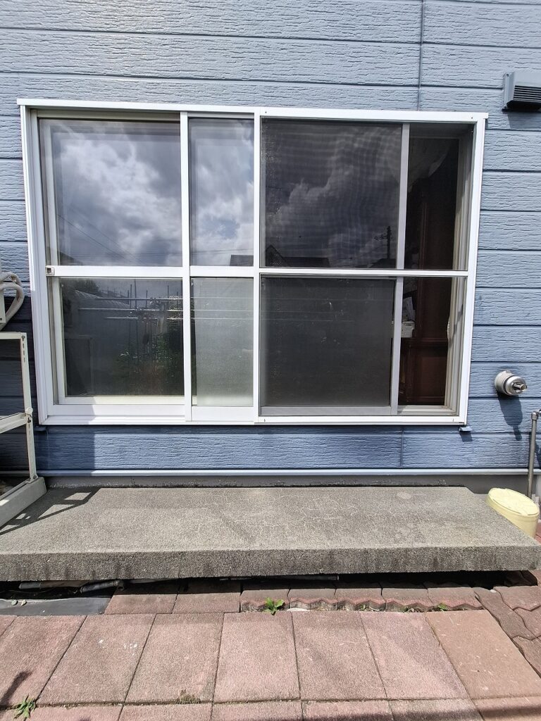 リフォーム前：結露や隙間風が気になる外窓の居間側の様子