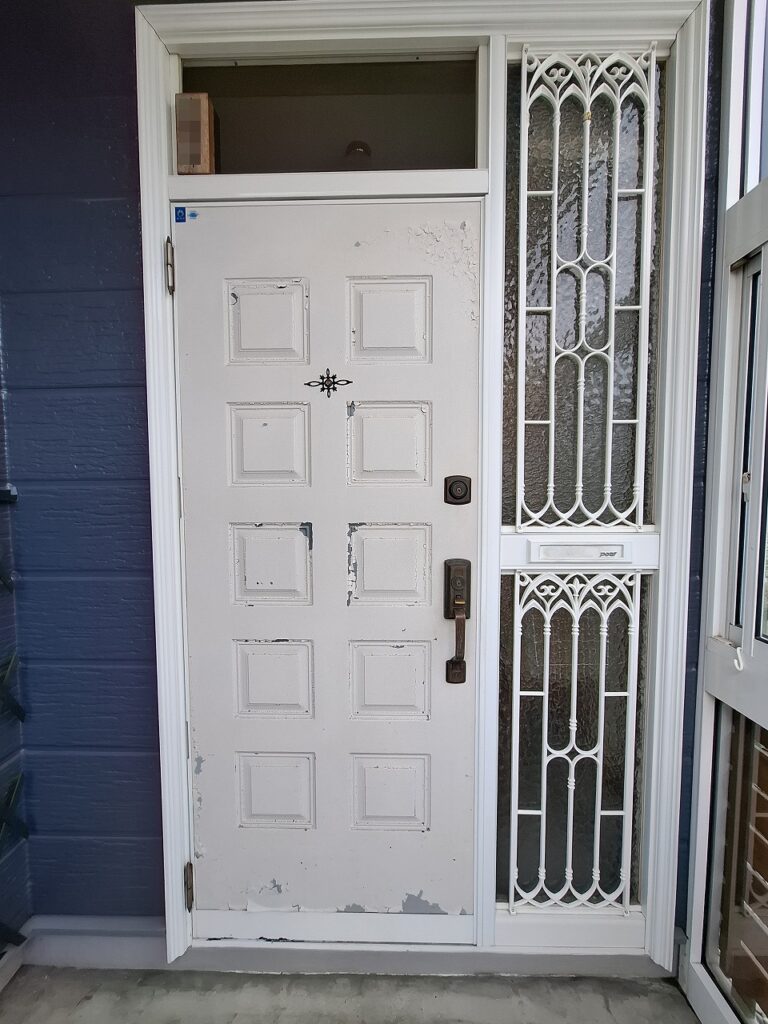 リフォーム前：パッキン劣化と隙間が目立つ玄関ドアの様子