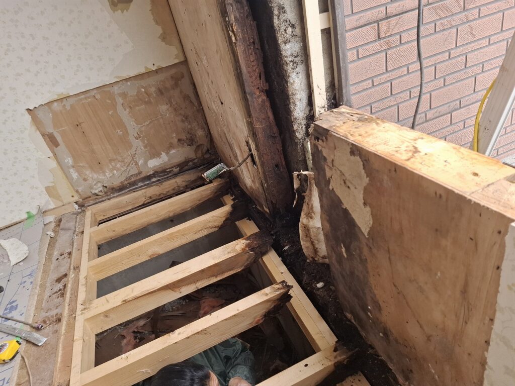 リフォーム前：雨漏りで窓枠と柱が濡れアリ被害が発生した状態
