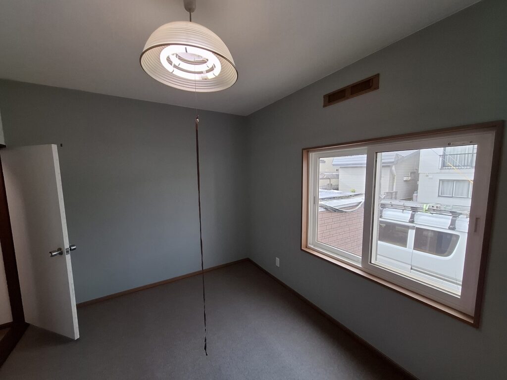 リフォーム後：YKKプラマードHへ窓交換しサンゲツのカーペットとクロスで一新した室内