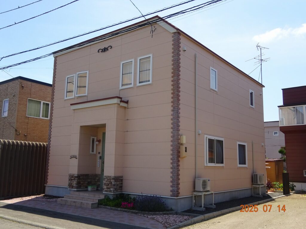 リフォーム前：雨だれで傷んだ玄関横サイディングの状態