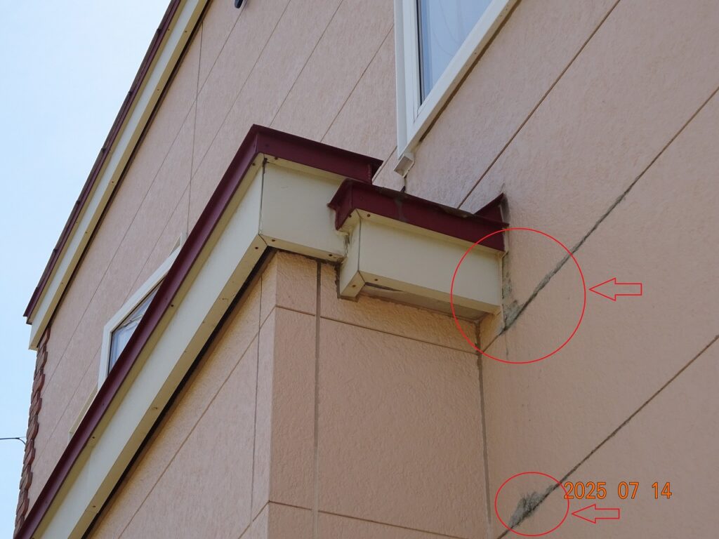 リフォーム前：玄関屋根の形状が原因で劣化したサイディング