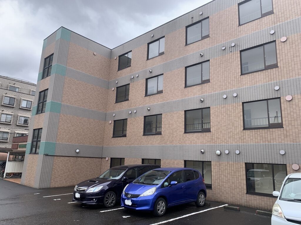 リフォーム前:タイルのクラックと汚れが目立つマンション外壁