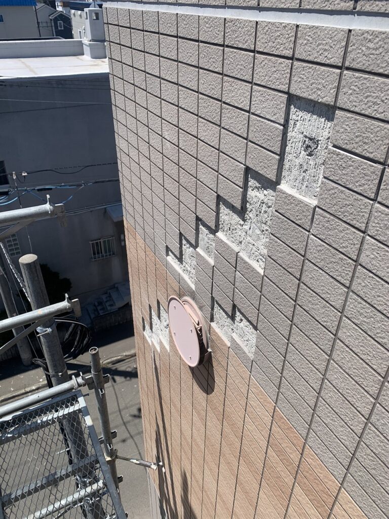 外壁タイル補修工事の施工中の様子