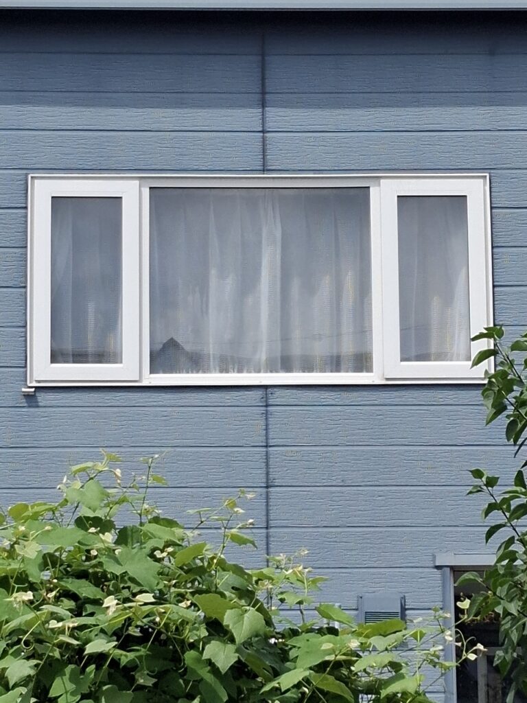 リフォーム前：経年劣化で気密性が低下した外窓とサッシの様子