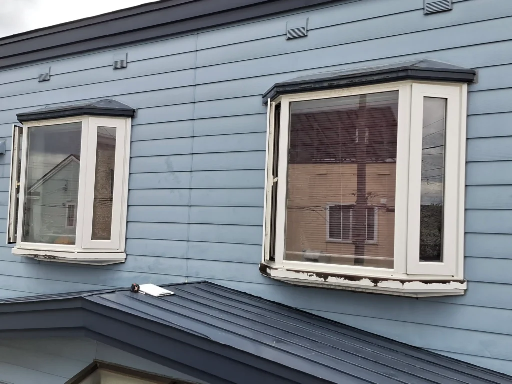 リフォーム前:結露が慢性化した台形出窓