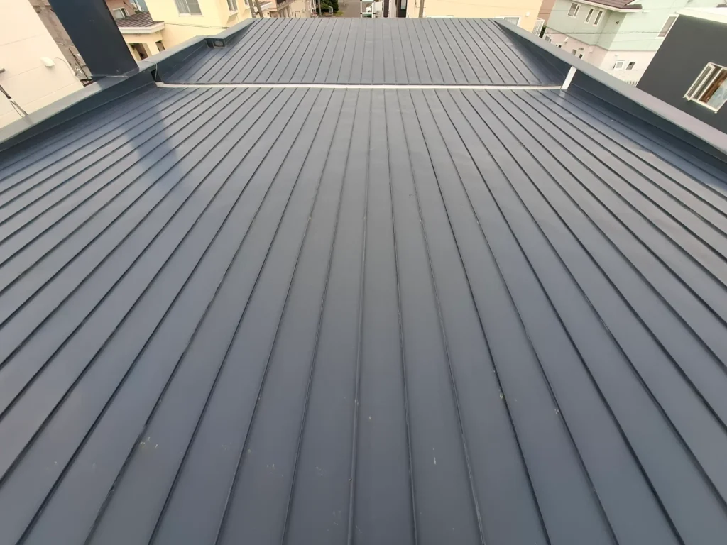 リフォーム前:経年劣化で退色した屋根