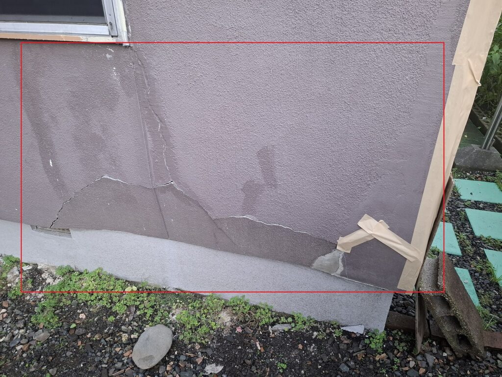 リフォーム前：モルタル外壁に発生した亀裂の状態