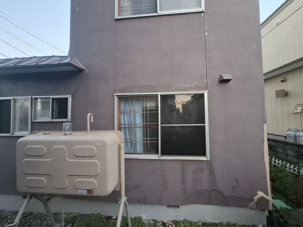 リフォーム前：解体工事の振動で割れた外壁のアップ