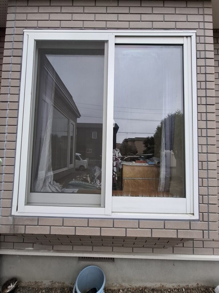 リフォーム前:断熱性能が低く木枠に傷みがある窓