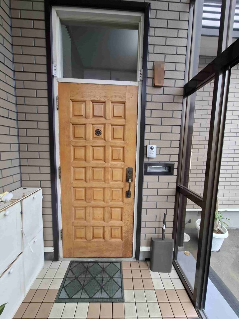 リフォーム前:経年劣化で気密性が低下した玄関ドア