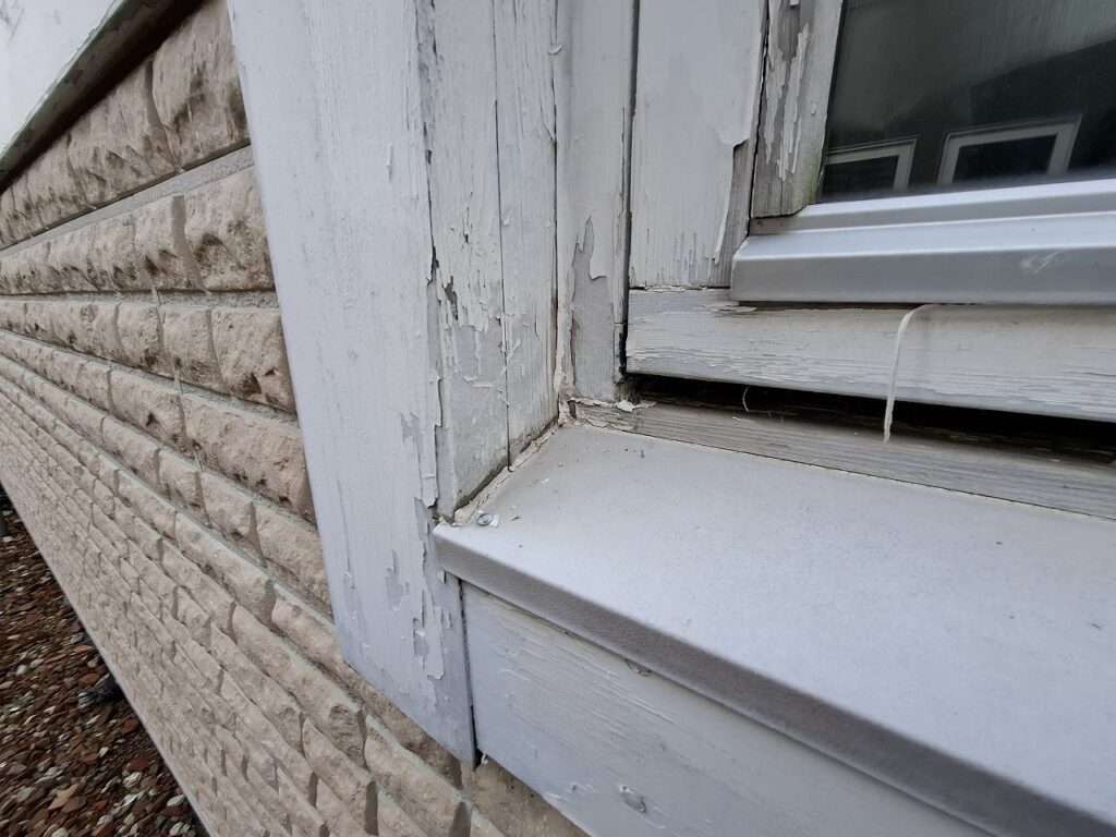 リフォーム前：経年劣化で剥がれた木部塗装の拡大