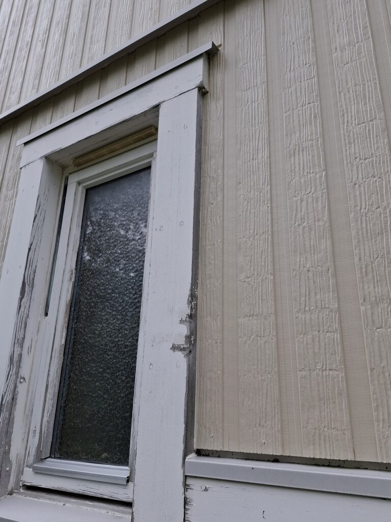 リフォーム前：塗膜が浮いている木製窓枠の状態