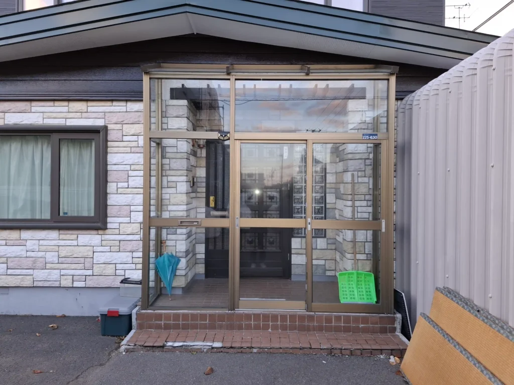 リフォーム前:劣化して開閉しにくくなった風除室