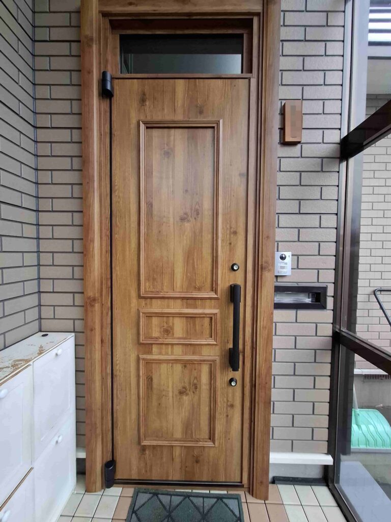 リフォーム後:YKK AP E63N高断熱玄関ドアに交換した様子