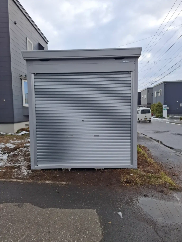 リフォーム後：ディンプルキー仕様シャッターを備えたバイクガレージの側面外観