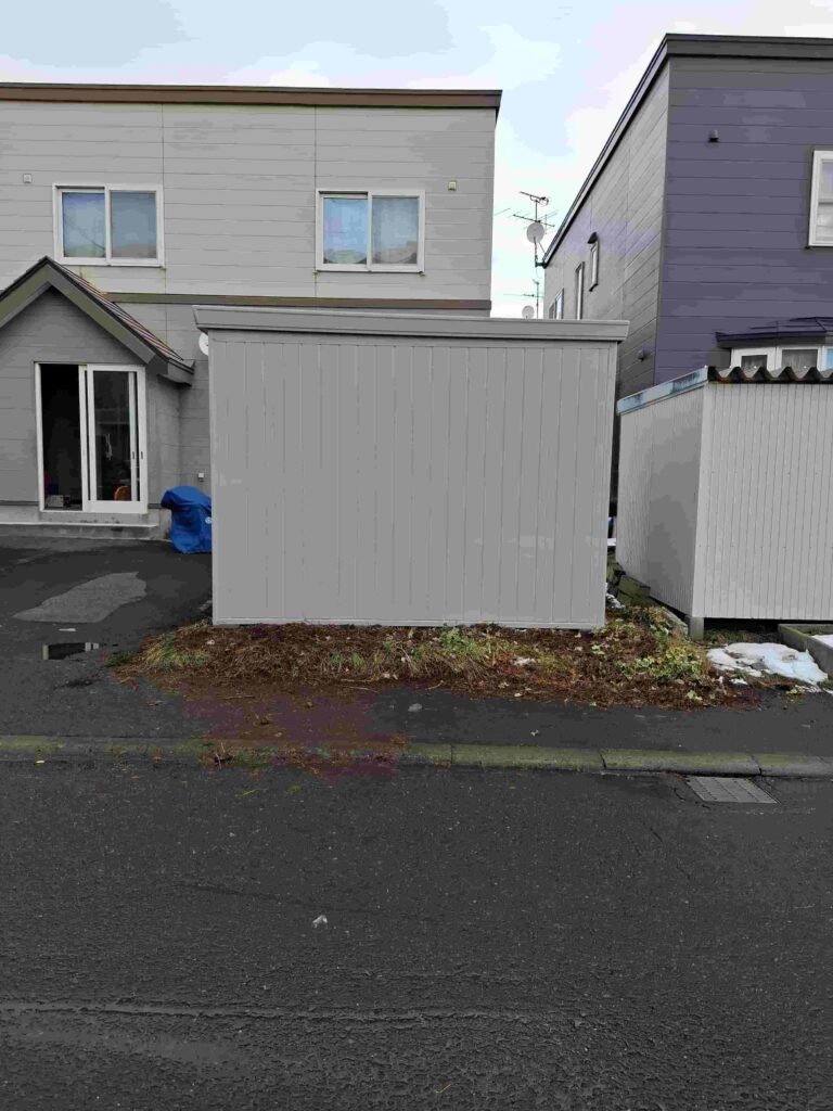 リフォーム後：設置されたイナバ製バイクガレージの正面外観