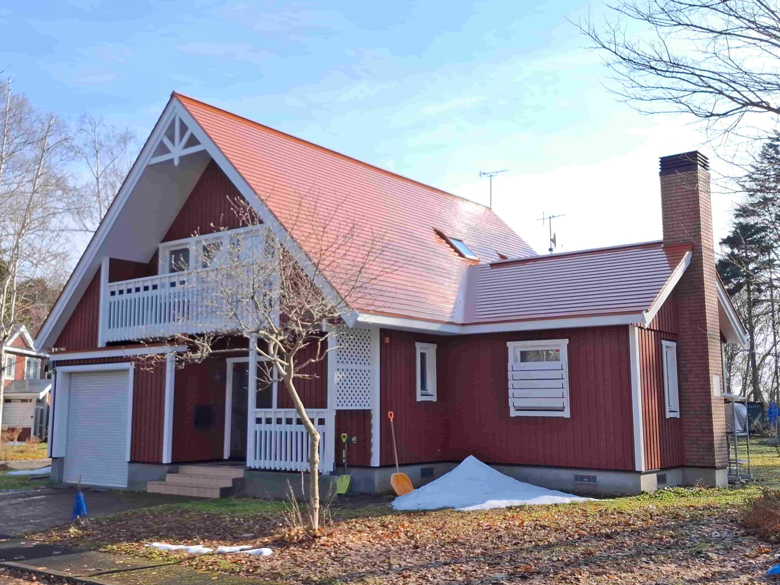 リフォーム後：ナバホレッドに塗り替えられたスウェーデンハウスの外観