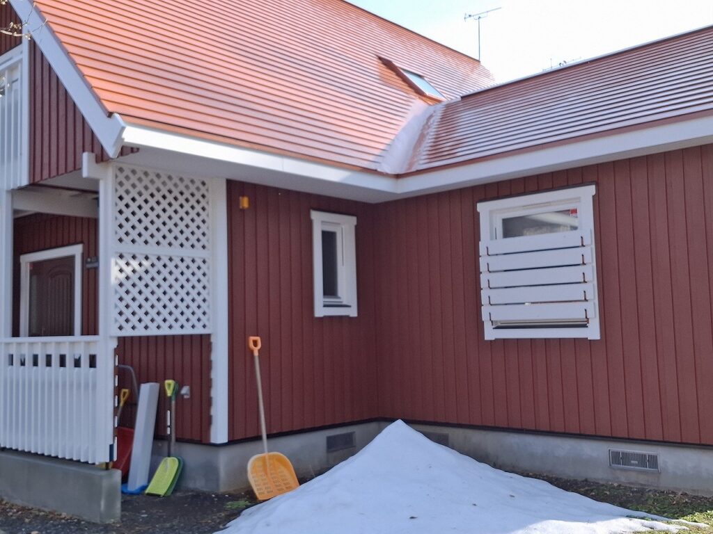 リフォーム後:設置完了した窓の雪囲い