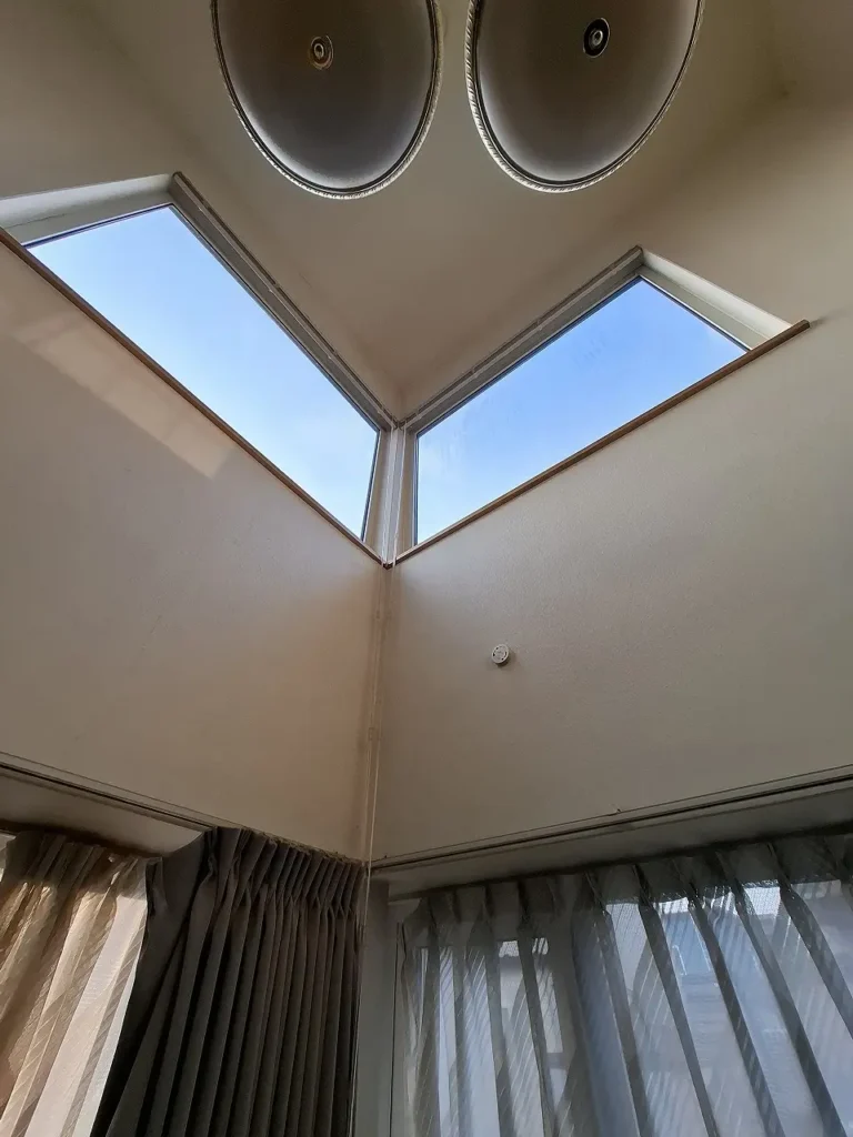 リフォーム前：経年劣化した吹抜け窓を下から見上げた様子