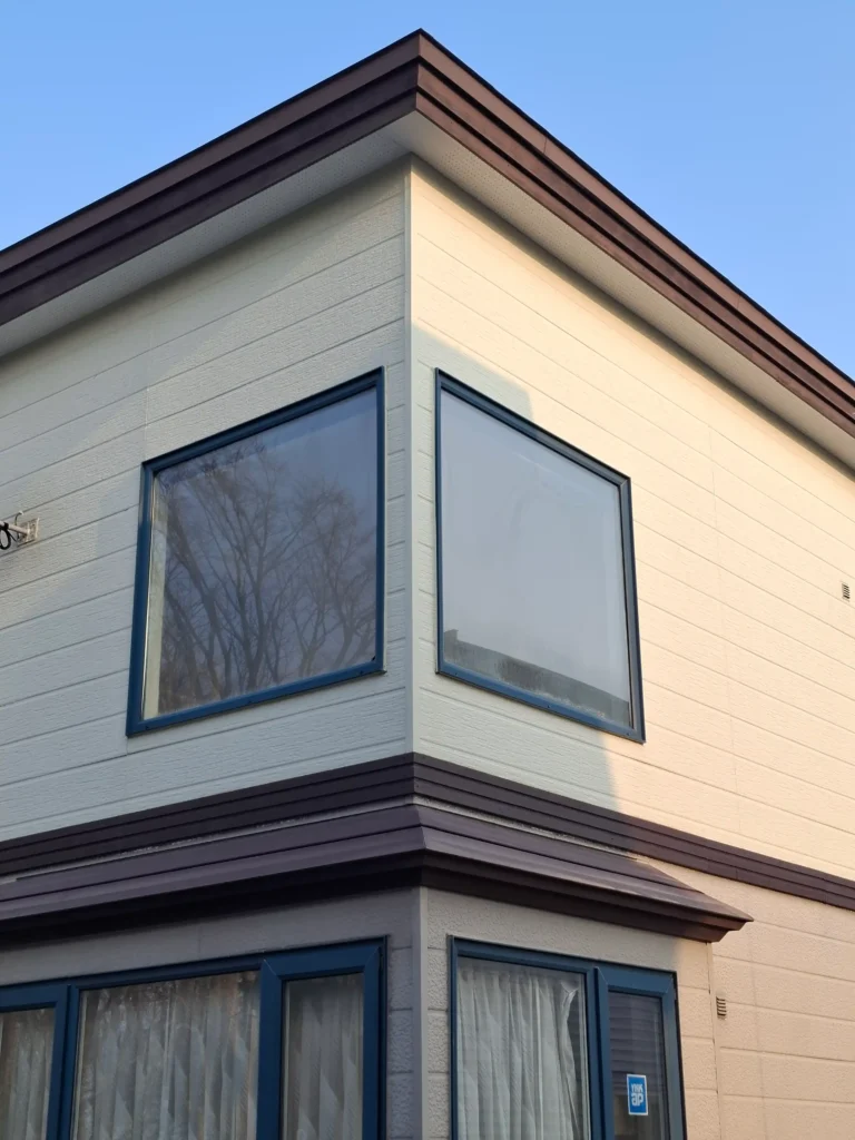 リフォーム前：結露跡が残る吹抜け窓の状態