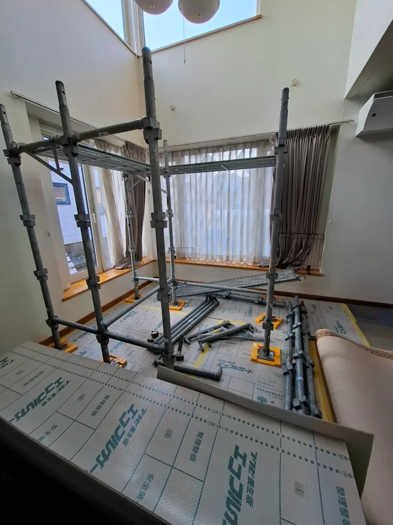 施工中：室内に設置した専用足場での高所作業の様子
