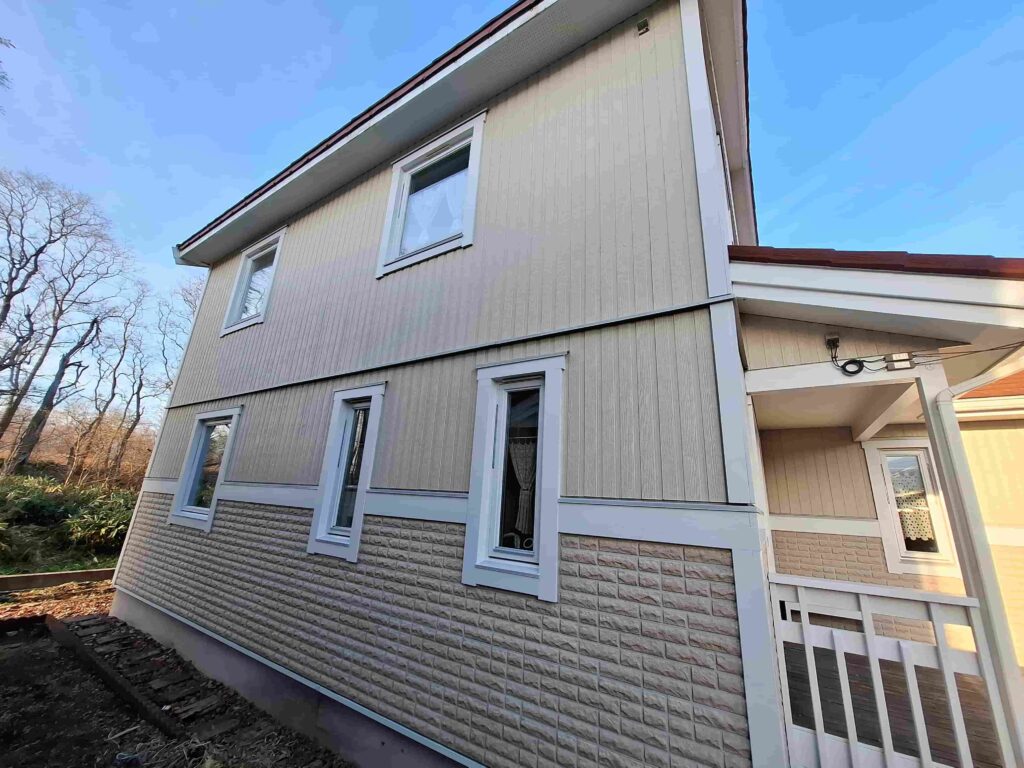 リフォーム後：ウレタン塗料で仕上げたスウェーデンハウスの木部外観