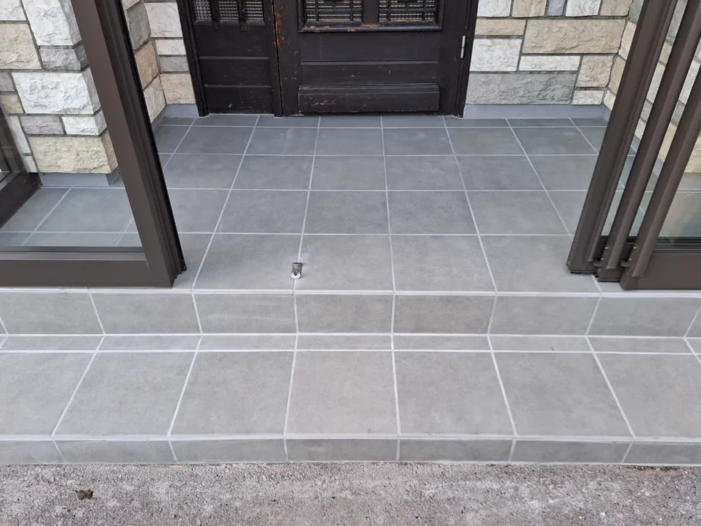 リフォーム後:INAXパセオ300mm角タイルを敷いた風除室床面