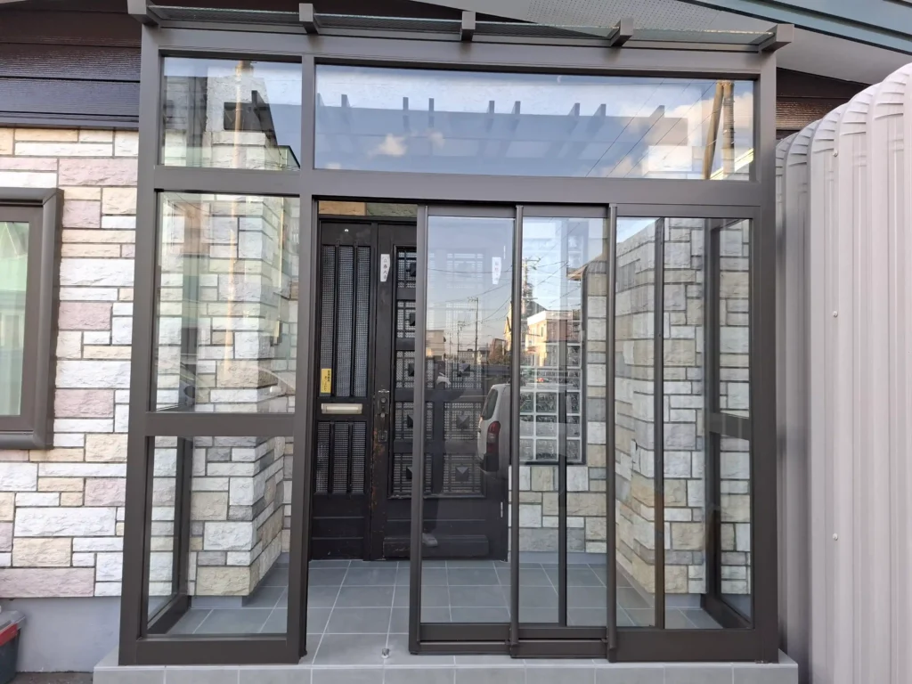 リフォーム後:LIXILツインガード吊り戸タイプの風除室外観