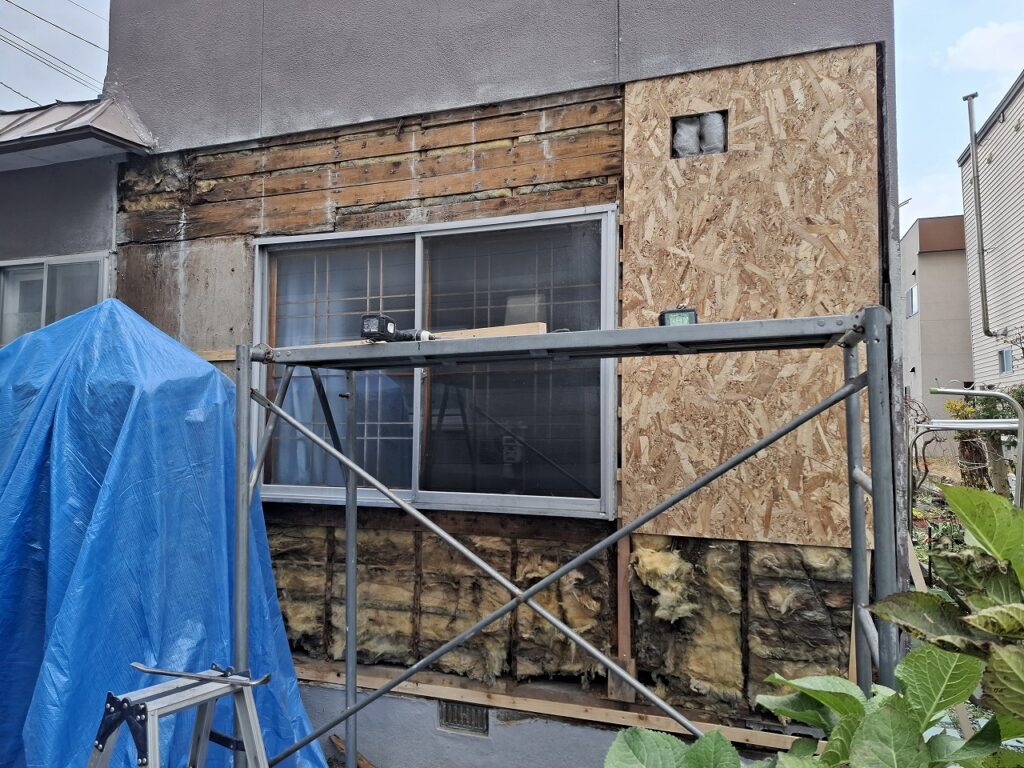 施工中：モルタル撤去後の下地補修作業