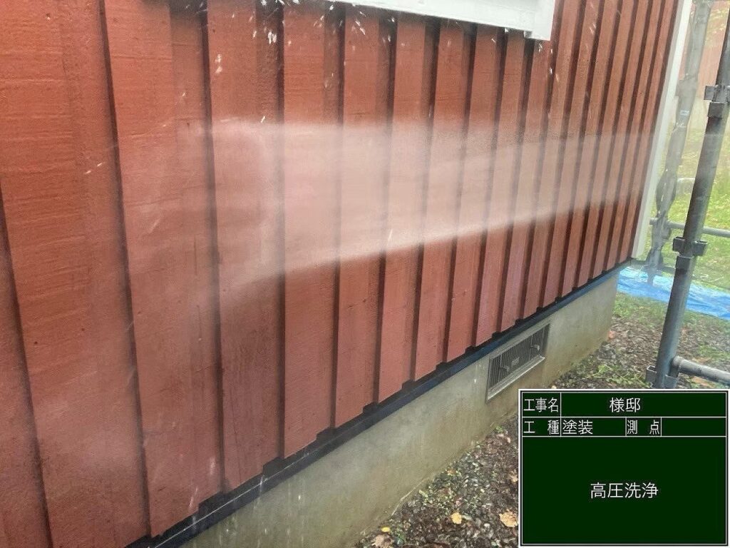 施工中:木板外壁の高圧洗浄による下地処理作業