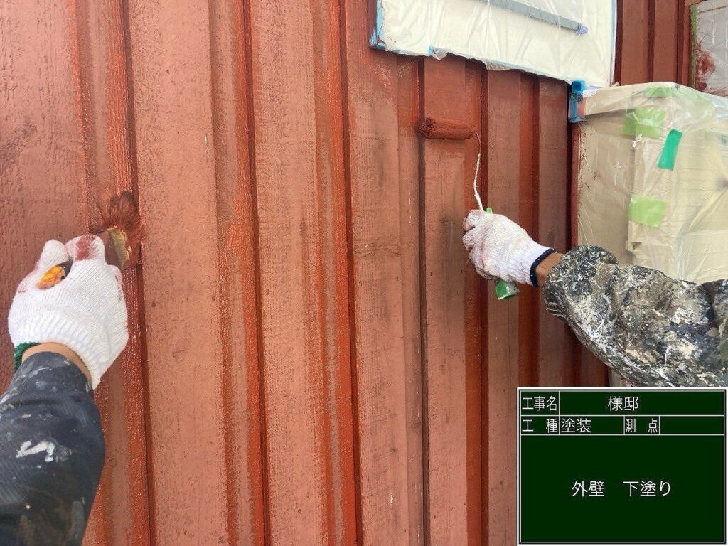 外壁塗装施工中:木板外壁への下塗り作業