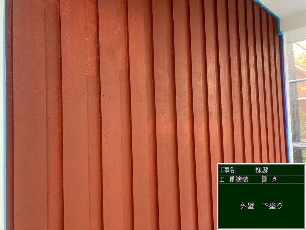 外壁塗装施工中:下塗り完了後の木板外壁の状態