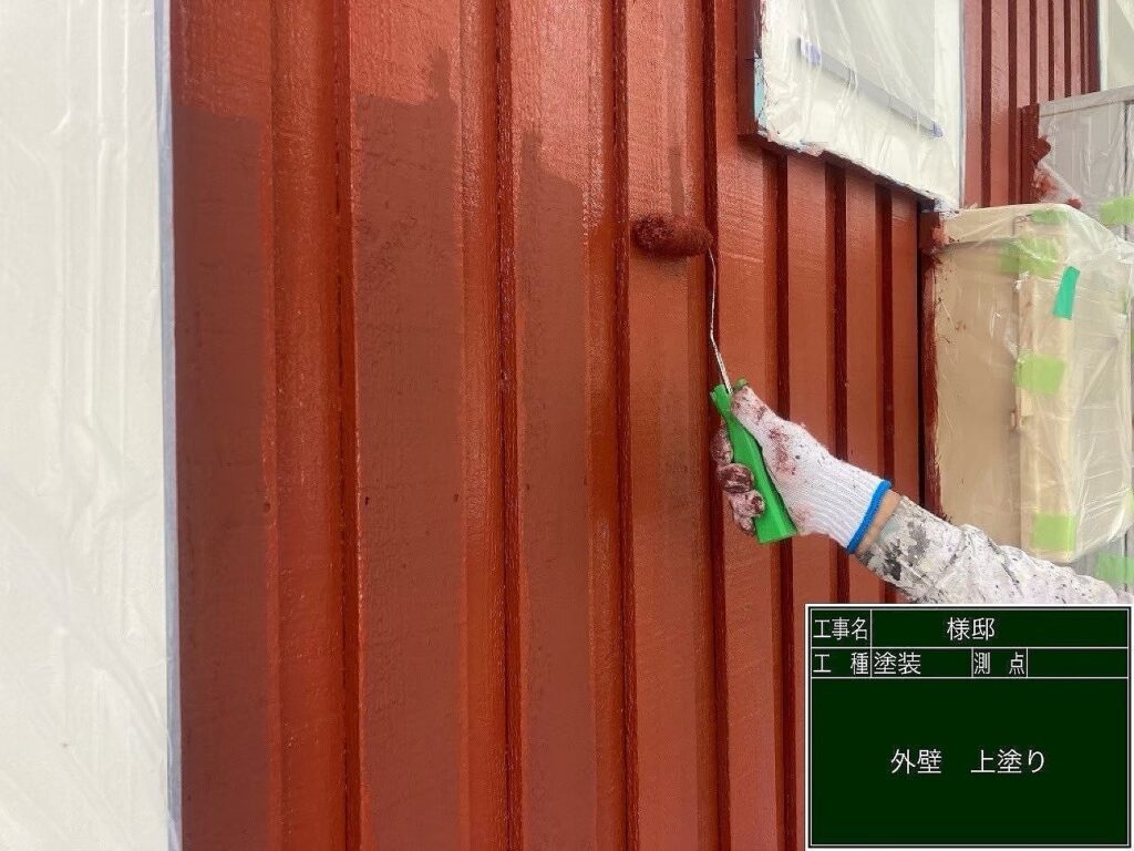 外壁塗装施工中:ナバホレッドでの上塗り作業