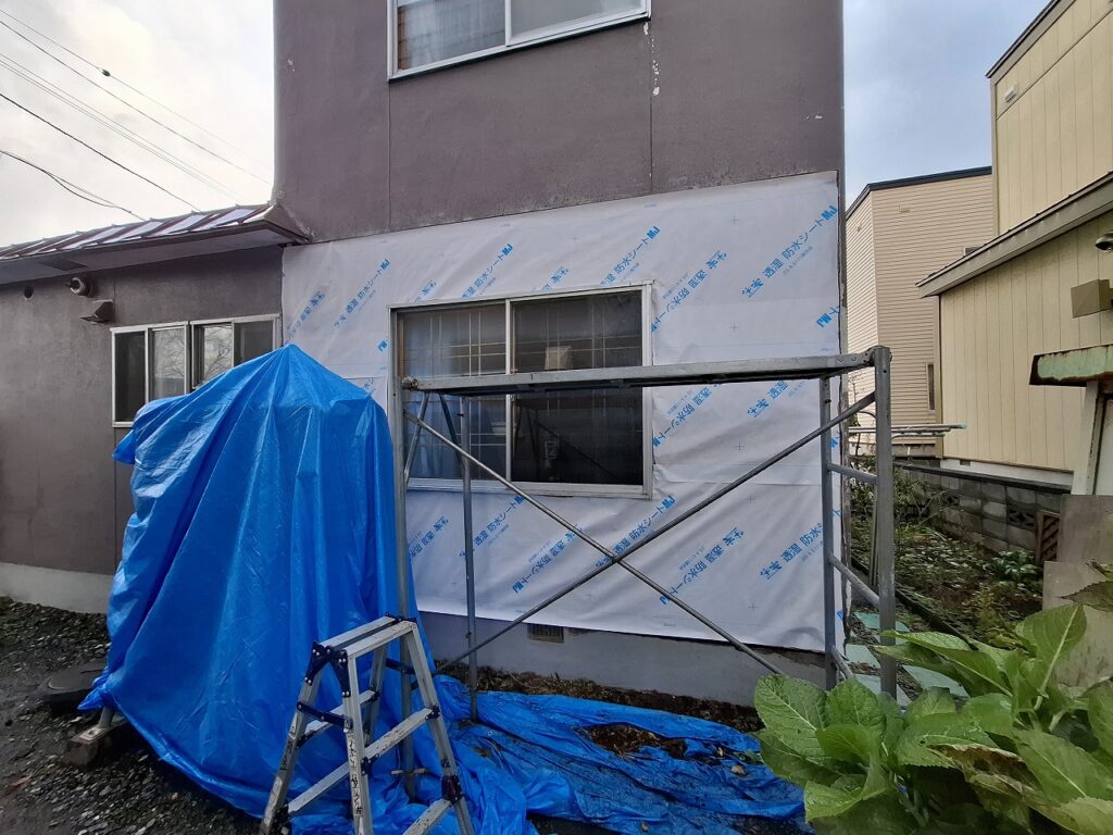 施工中：サイディング取付前の防水処理