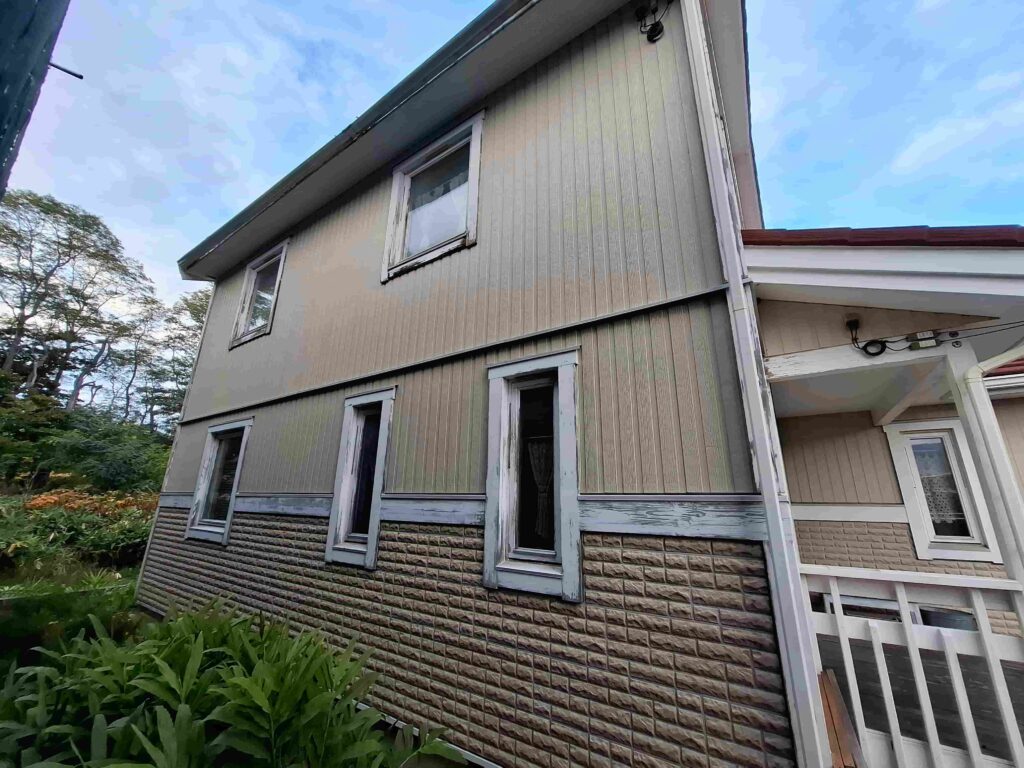 リフォーム前：塗膜が剥離したスウェーデンハウスの木部