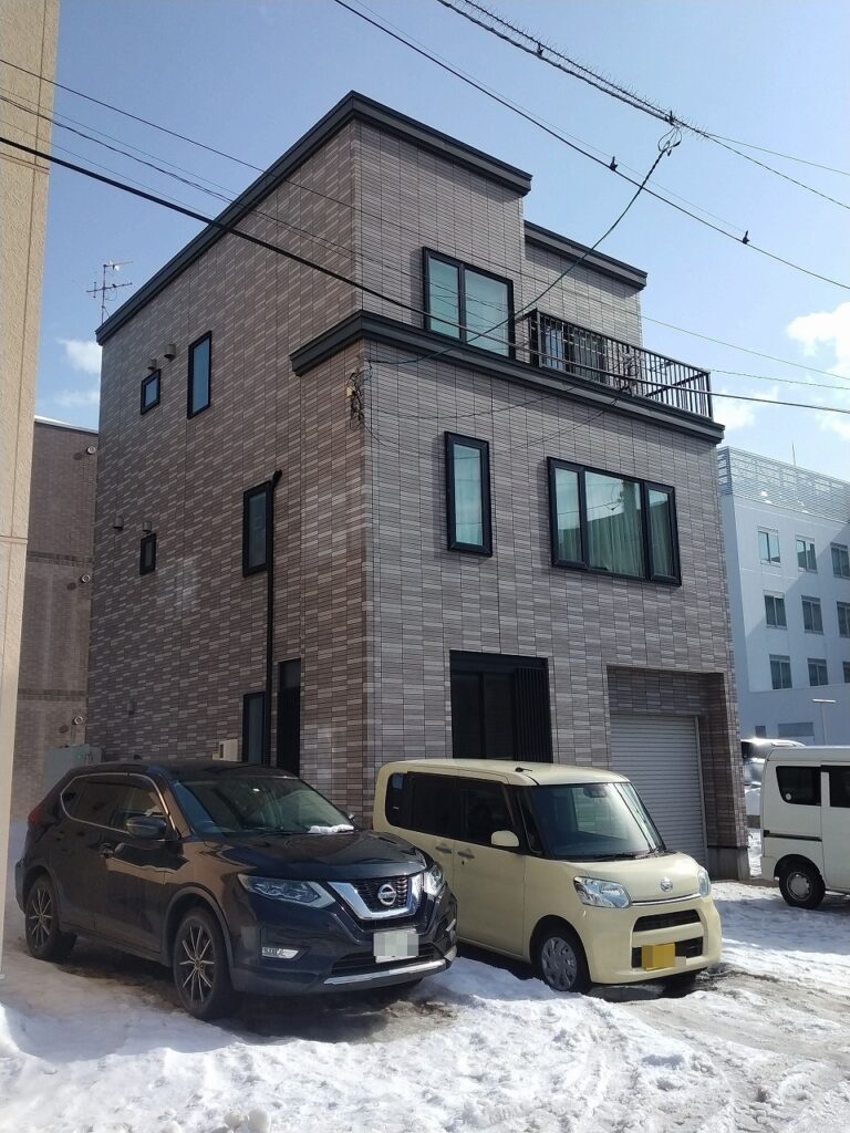 リフォーム前：窓廻りに凍害が発生し反りが見られる窯業系サイディング外壁