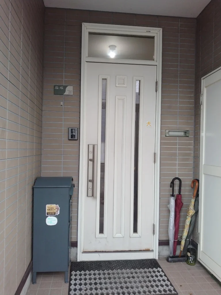 リフォーム前：古いアルミ製玄関ドア