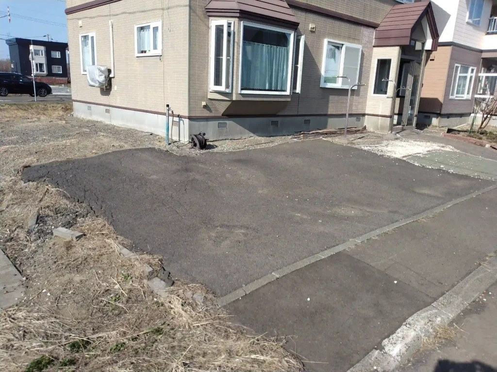 リフォーム前：泥炭地の影響で沈下した駐車場